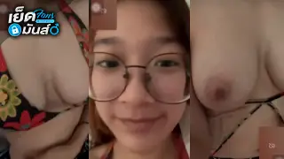คลิปหลุด น้องแว่นติ๋มคอลเสียว xxx มาทำธุระข้างนอกแต่ผัวเงี่ยนควยไม่ไหวเลยวิดีโอคอลเปิดกล้องโชว์หัวนมชมพูให้ดูแก้เงี่ยน